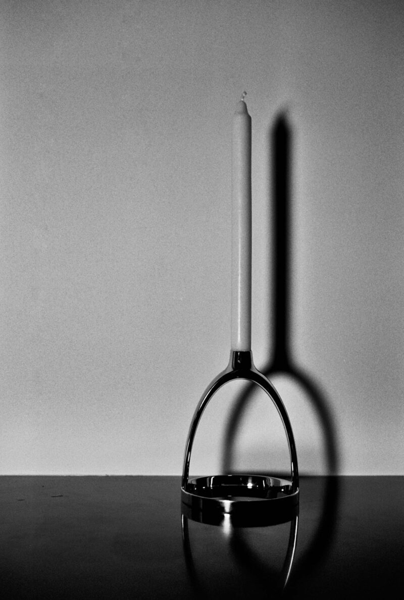 Tim Onderbeke, Chiaroscuro IV, 2021 (Damian O’Sullivan (for Hermès), Étrier, 2013, RVS, 16 × 12.5 cm | Courtesy of Damian O’Sullivan)