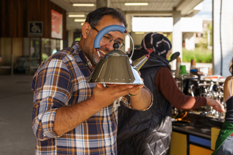 Activiteit Stoelenkring en Komaf Koffie-kar aan AZ Sint-Lucas Gent © Design Museum Gent, fotograaf Anthony De Meyere